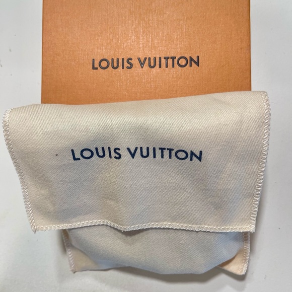 Louis Vuitton 30mm Reversible Belt with Signature LV Buckle - Picture 2 of 6
